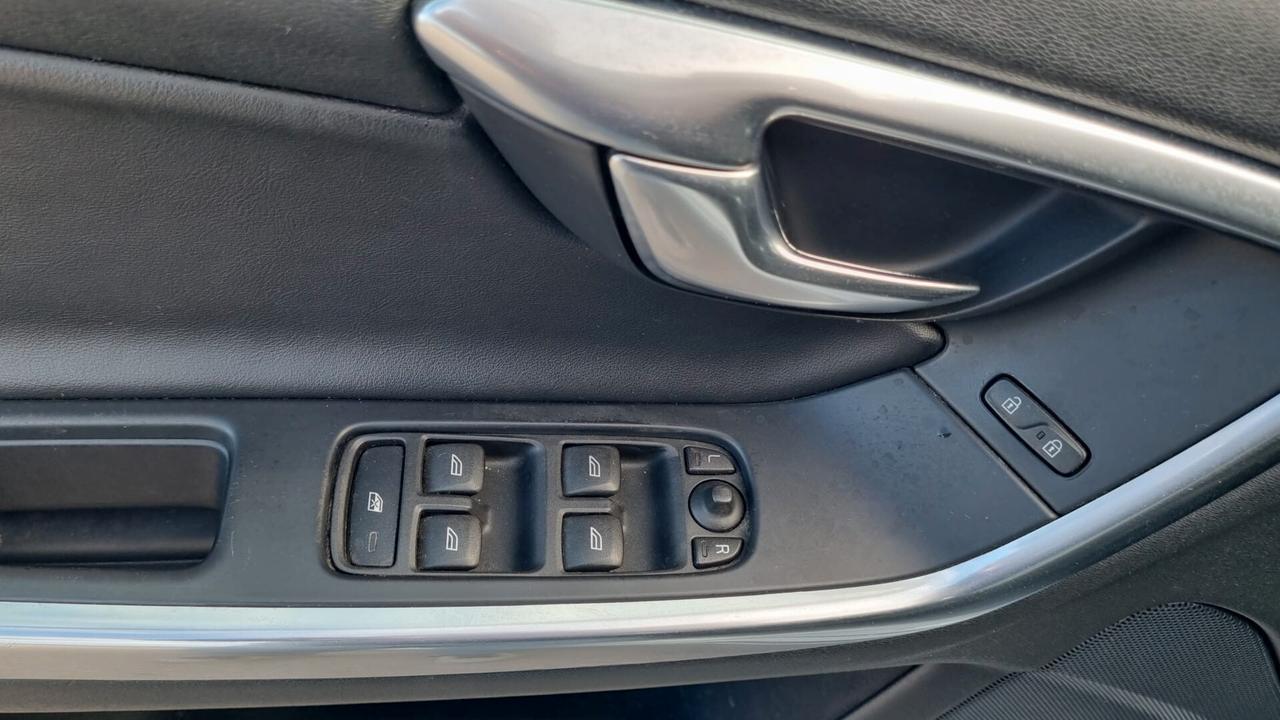 Volvo V60 D4 Geartronic R-design Momentum