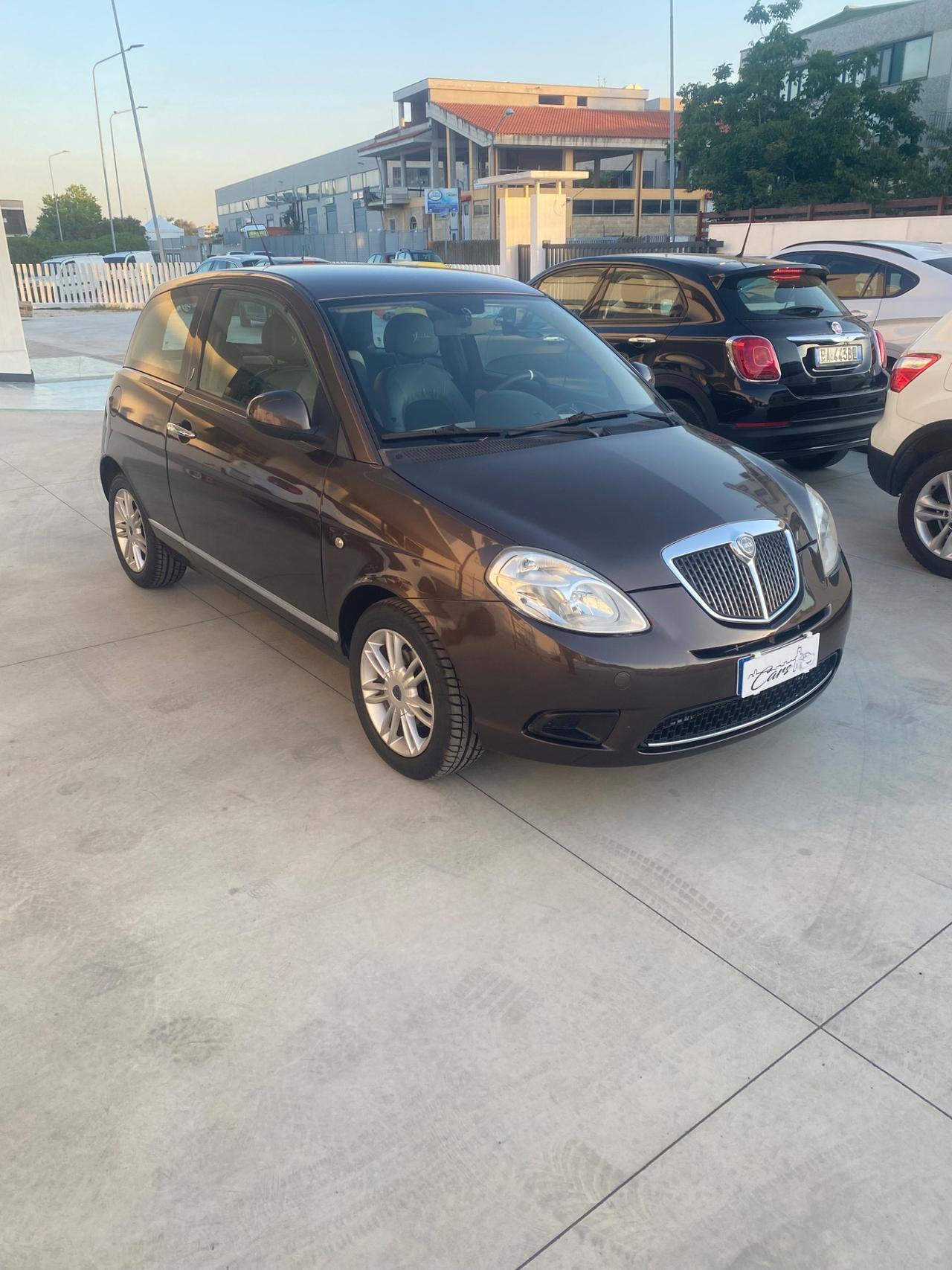 Lancia Ypsilon 1.3 MJT 75 CV Platino