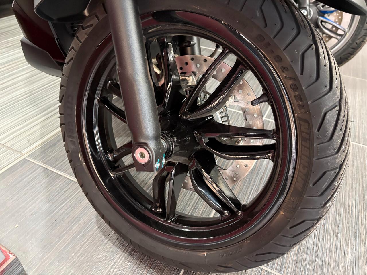 Piaggio Beverly 400 HPE Deep Black My2024 Euro5