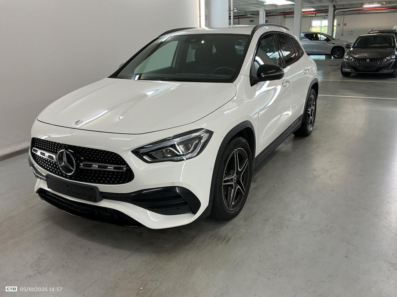 MERCEDES-BENZ GLA 180D 115CV AUTOMATIC AMG LINE ( FARI LED - AMBIENT LIGHTS - CRUISE - PELLE - NAVI PREMIUM - PARK ASSIST - TELECAMERA POST. - CERCHI 19 )