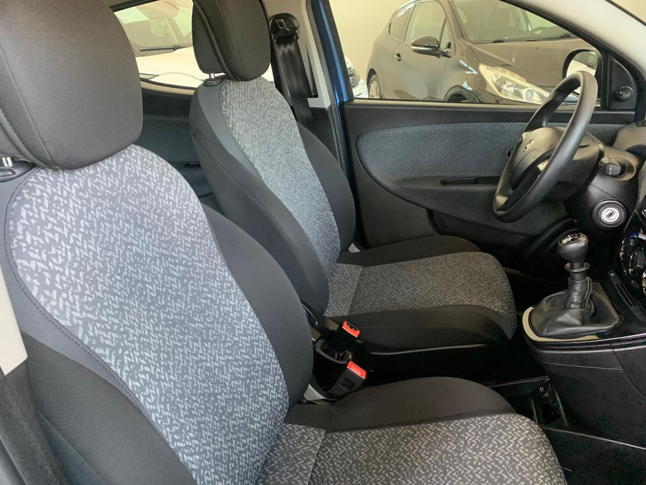 Lancia Ypsilon 1.0 FireFly 5 porte S&S Hybrid Silver