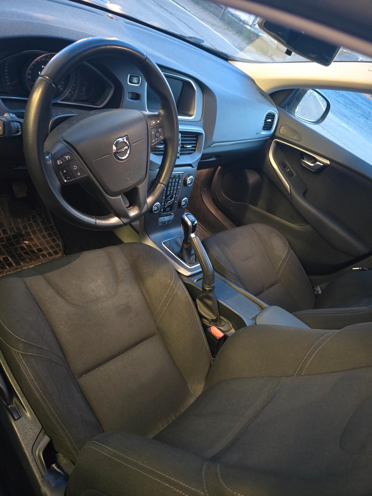 Volvo V40 D2 R design 2016 euro6 UNICOPROP