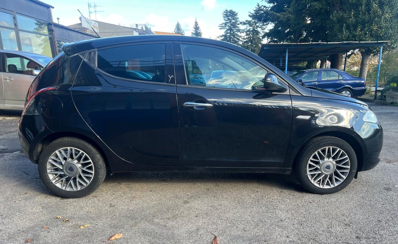 Lancia Ypsilon 1.2 69 CV 5 porte Black/Red