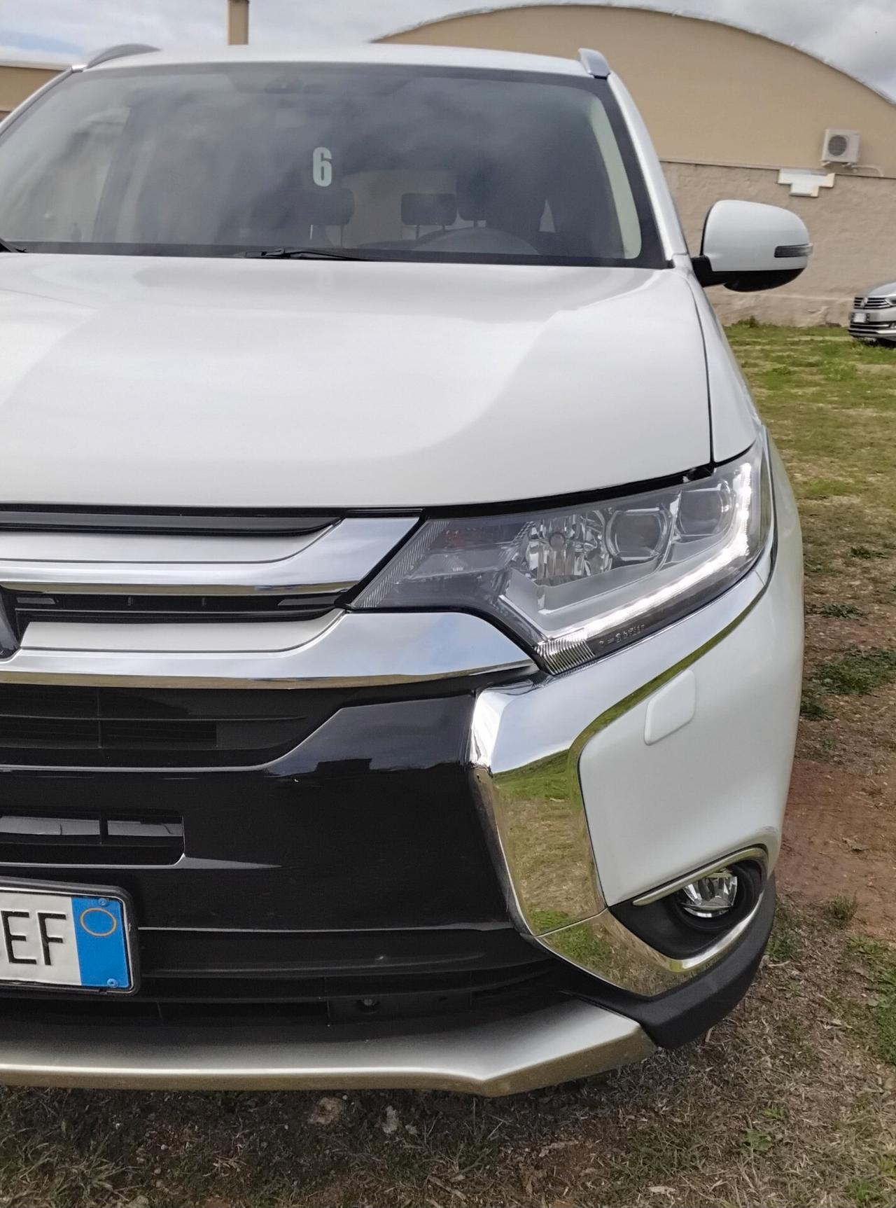 Mitsubishi Outlander 2.2 DI-D 4WD Instyle Plus SDA 7 posti