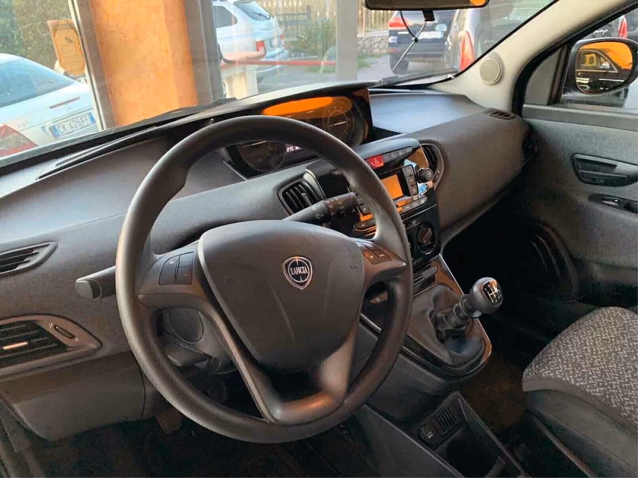 Lancia Ypsilon 1.0 Hybrid