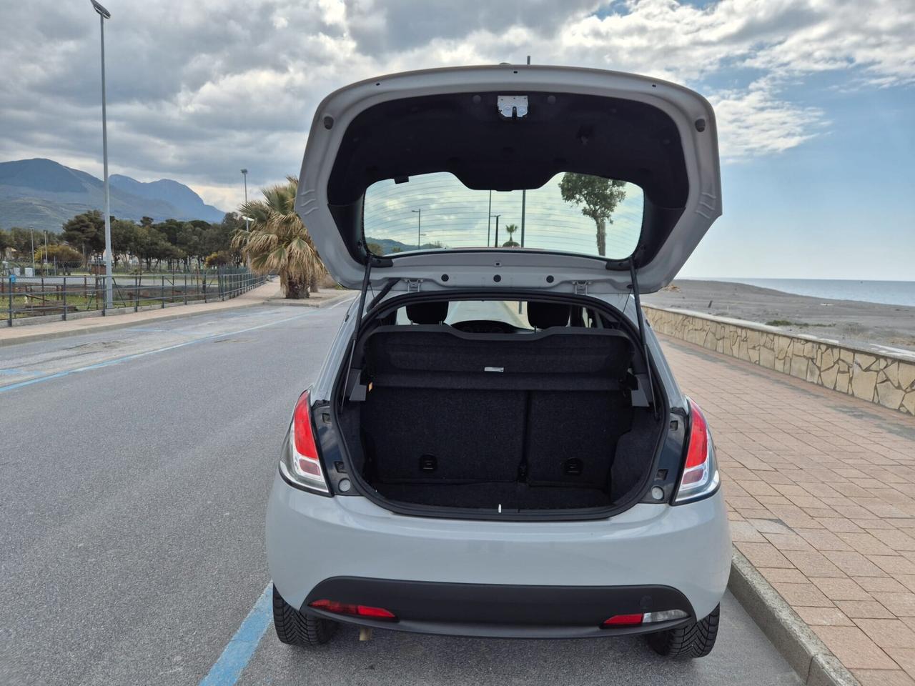 Lancia Ypsilon 1.0 FireFly 5 porte S&S Hybrid Ecochic Silver