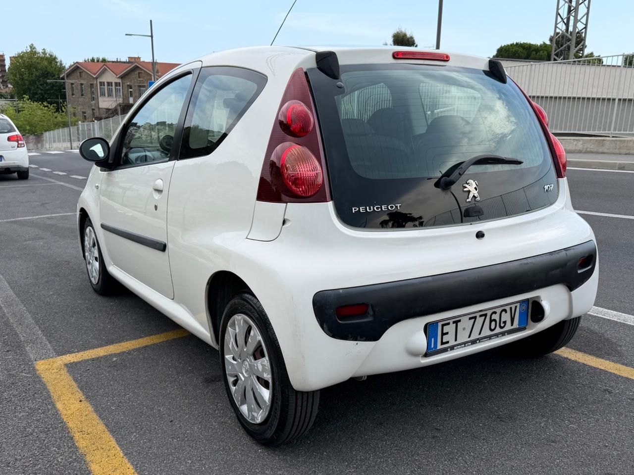 Peugeot 107 CON CAMBIO AUTOMATICO NEOPATENTATI