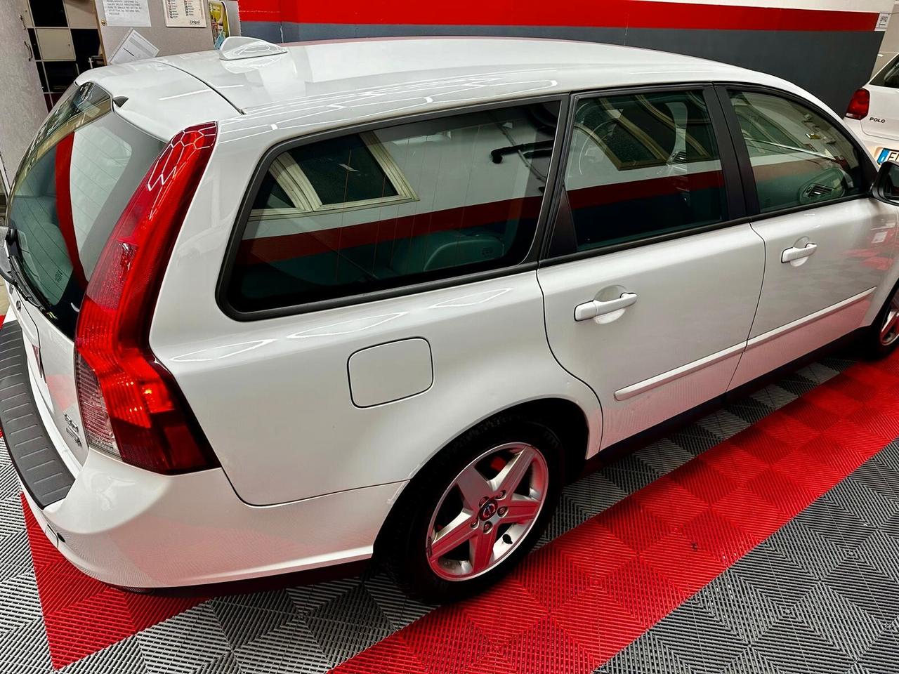 Volvo V50 D2 R-design