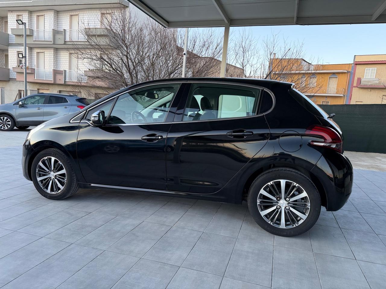 Peugeot 208 PureTech 82 5p. GPL Allure