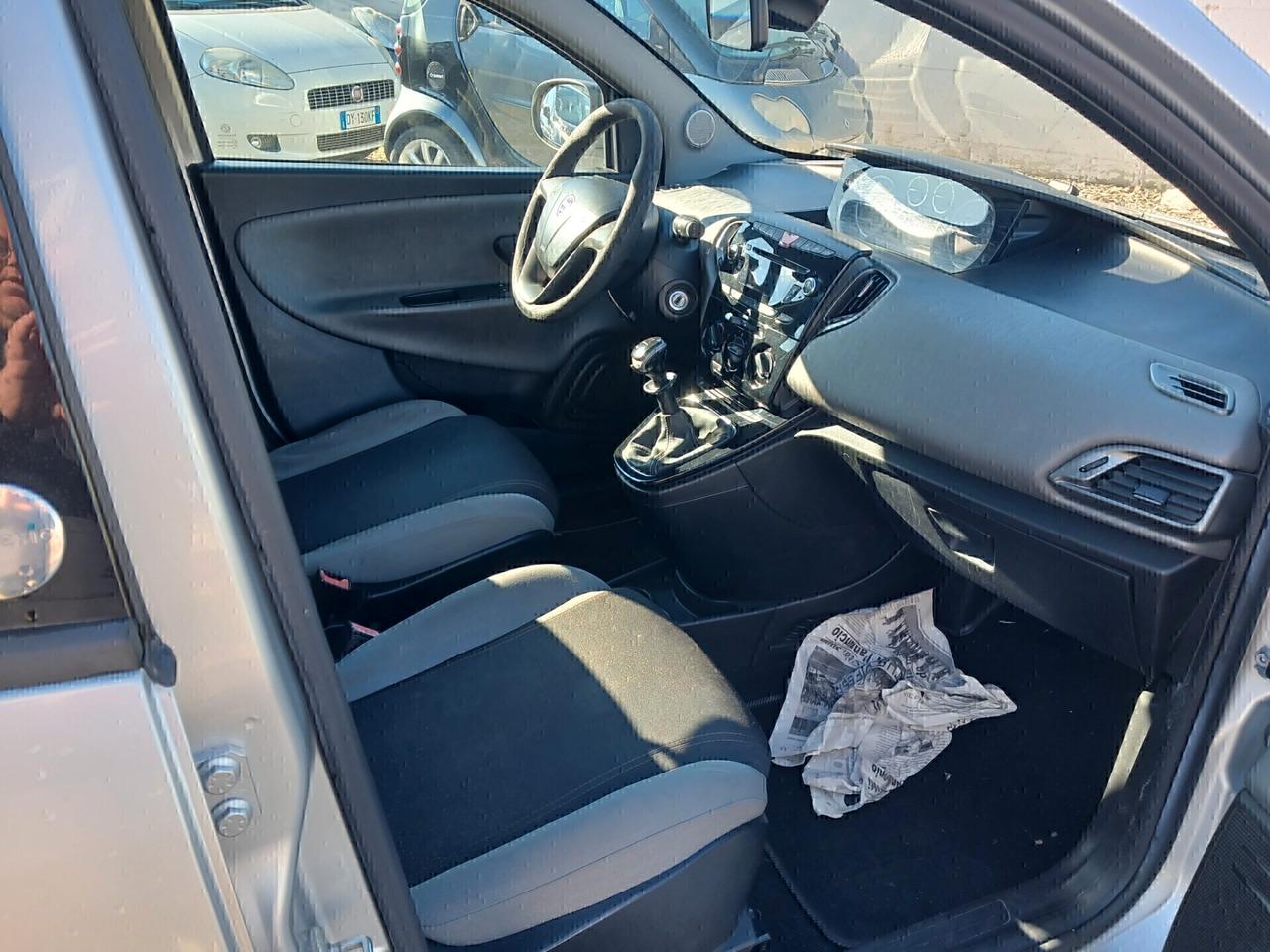 Lancia Ypsilon 0.9 TwinAir 85 CV 5 porte Metano Ecochic Silver