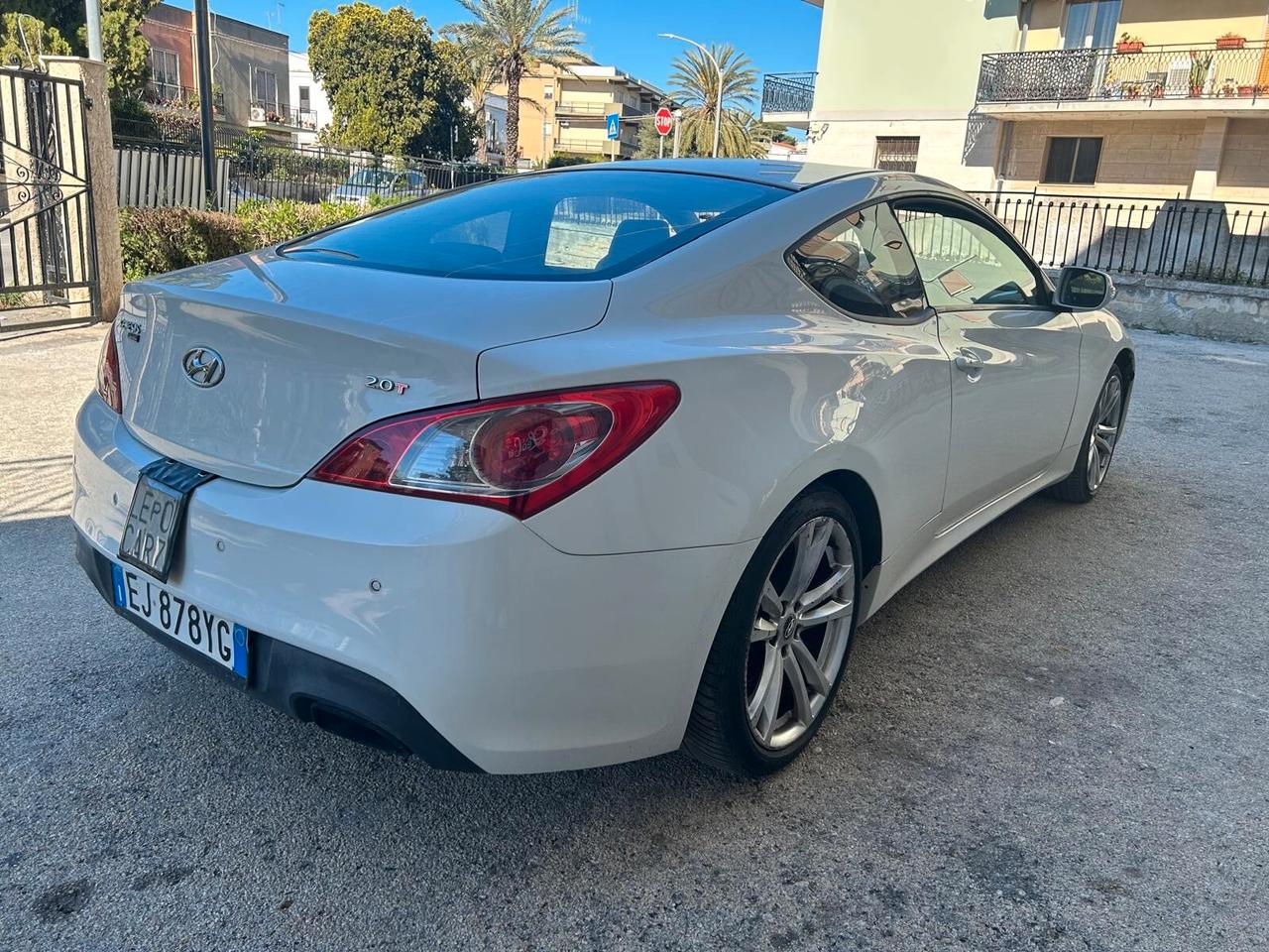 Hyundai Genesis Coupe 2.0 Turbo Sport