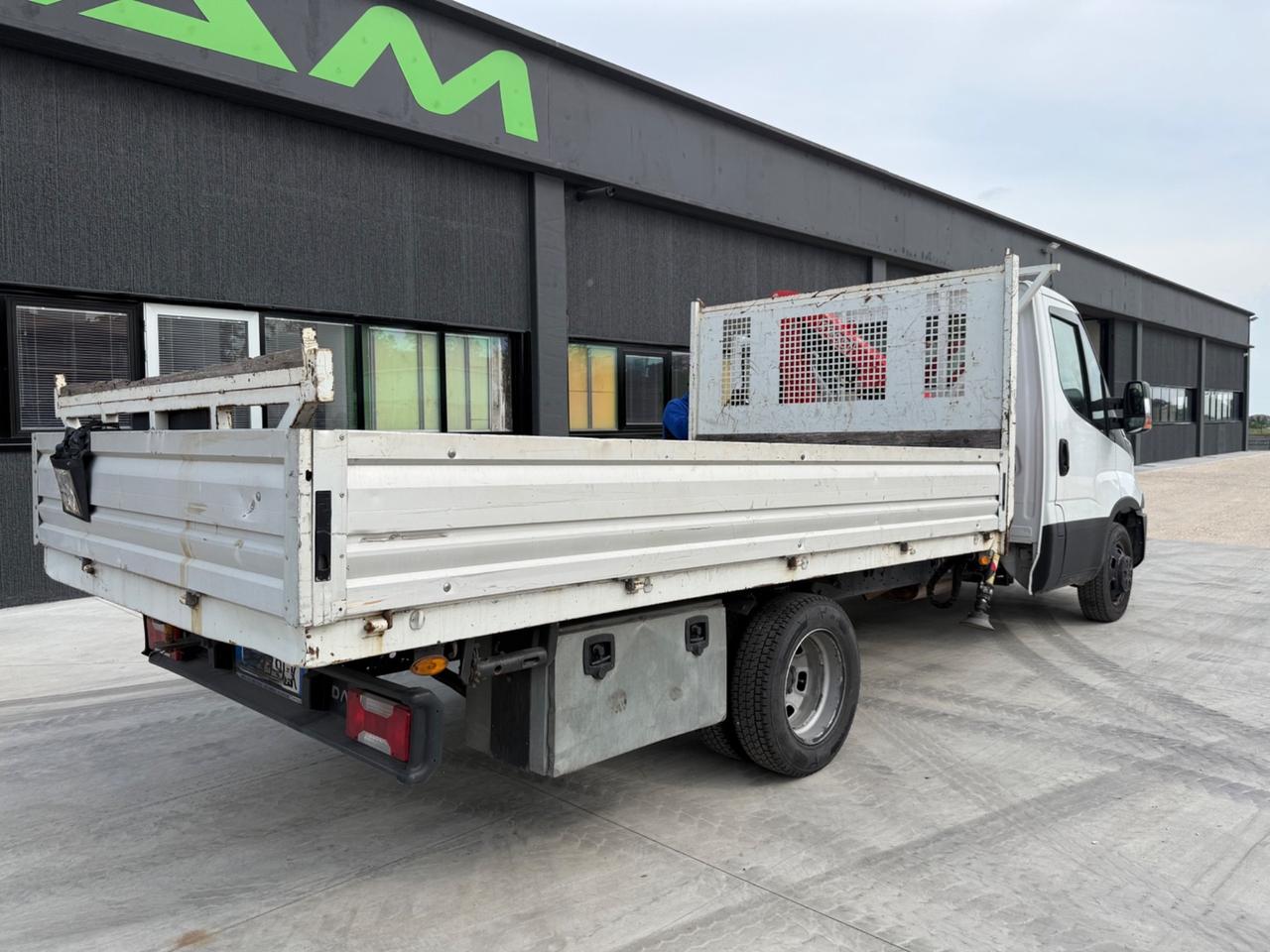Iveco Daily 35C16 cassone fisso con gru FASSI F32A
