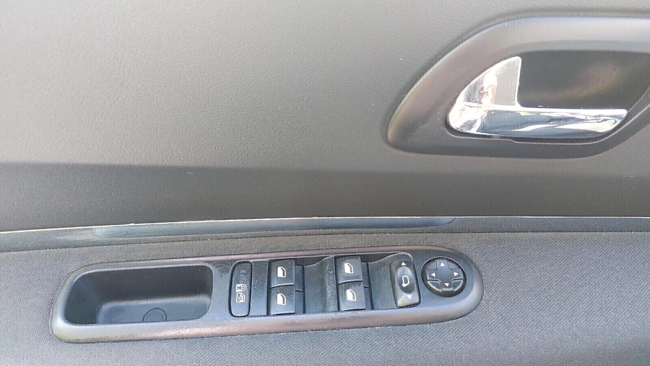 Peugeot 5008 1.6 Diesel 7 Posti Neopatentati