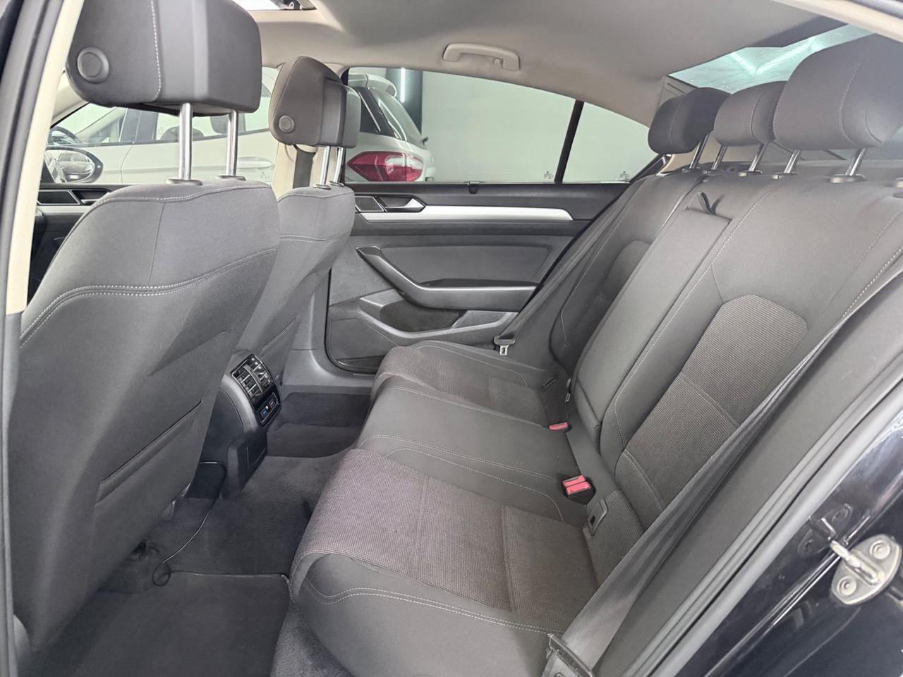 Volkswagen Passat 1.6 TDI 120CV NEOPATENTATI DSG EUR6
