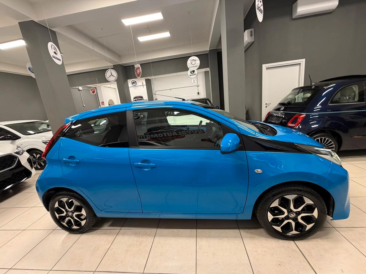 Toyota Aygo Connect 1.0 VVT-i 72 CV 5 porte x-play A RATE DA € 110 AL MESE