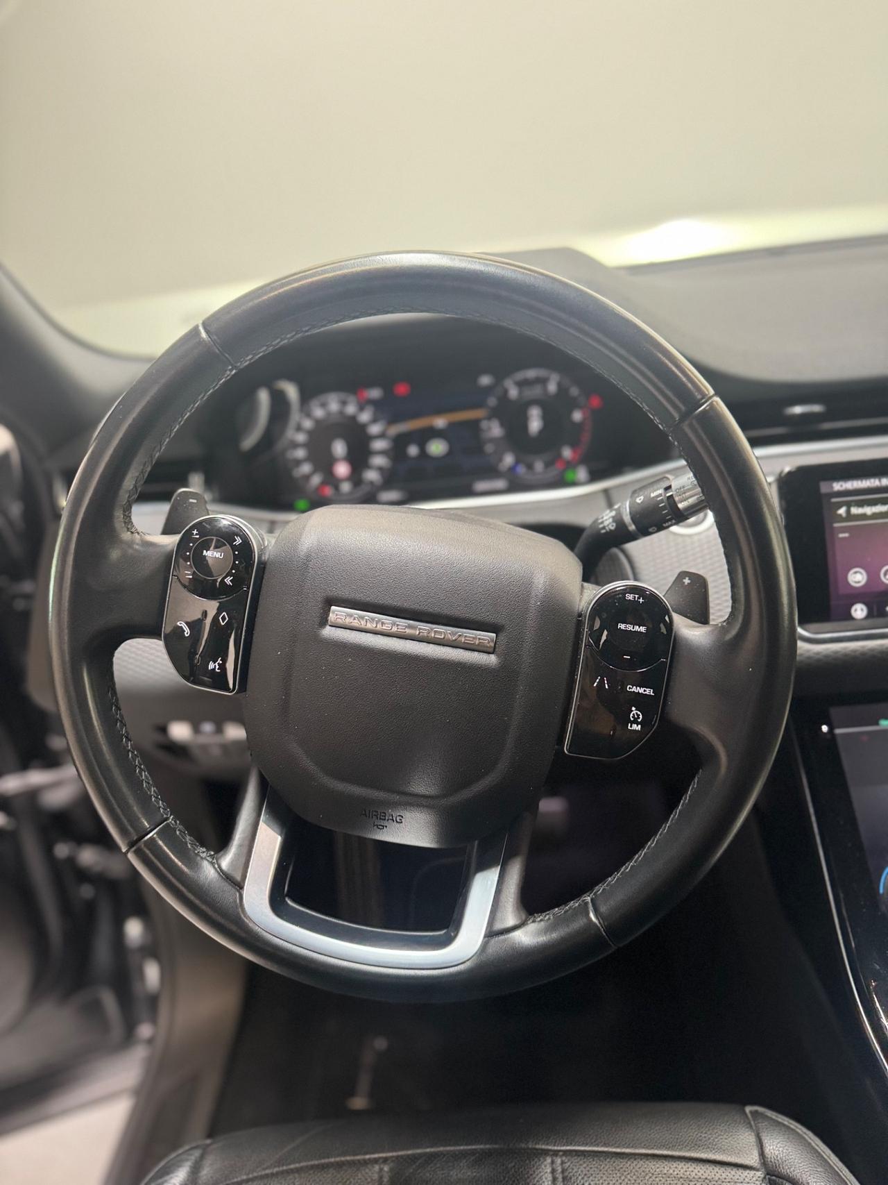 RANGE ROVER EVOQUE AUTOCARRO IBRIDA TOTAL BLACK