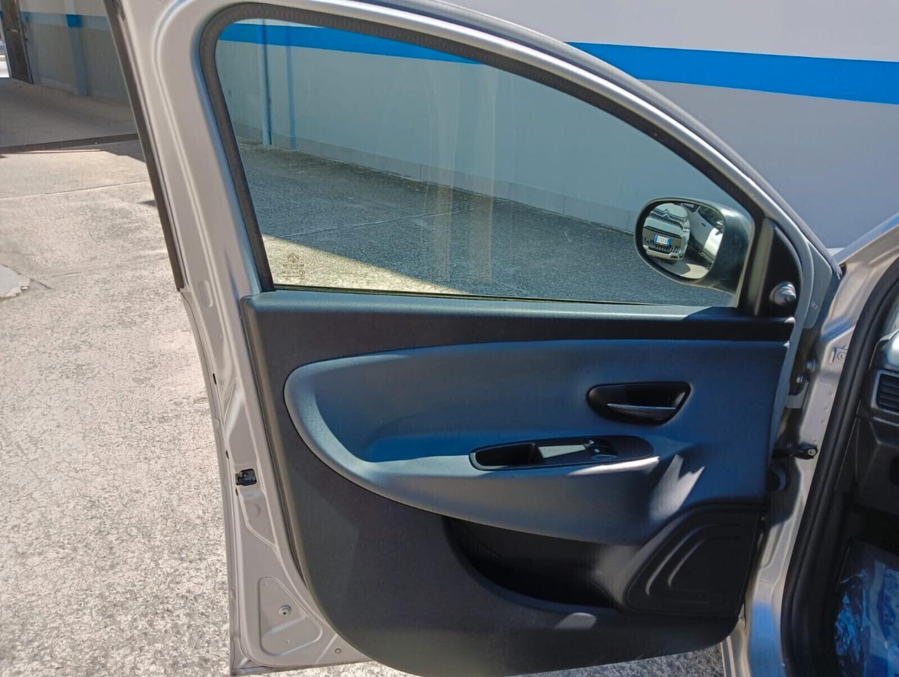 Lancia Ypsilon 1.3 MJT 16V 95 CV 5 porte S&S Silver