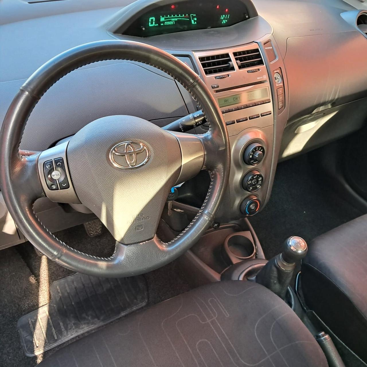 Toyota Yaris 1.0 benz 5 porte Luxury pack neopatentati