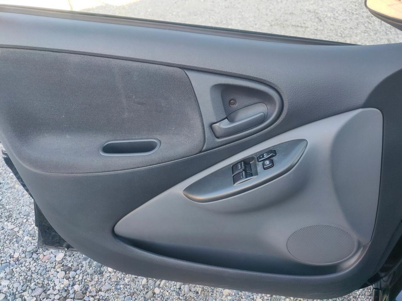 Toyota Yaris 1.0i 16V cat 5 porte