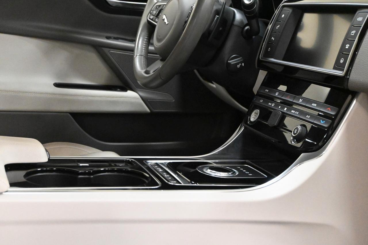 JAGUAR XE (X760) XE 2.0 D Turbo 180CV...