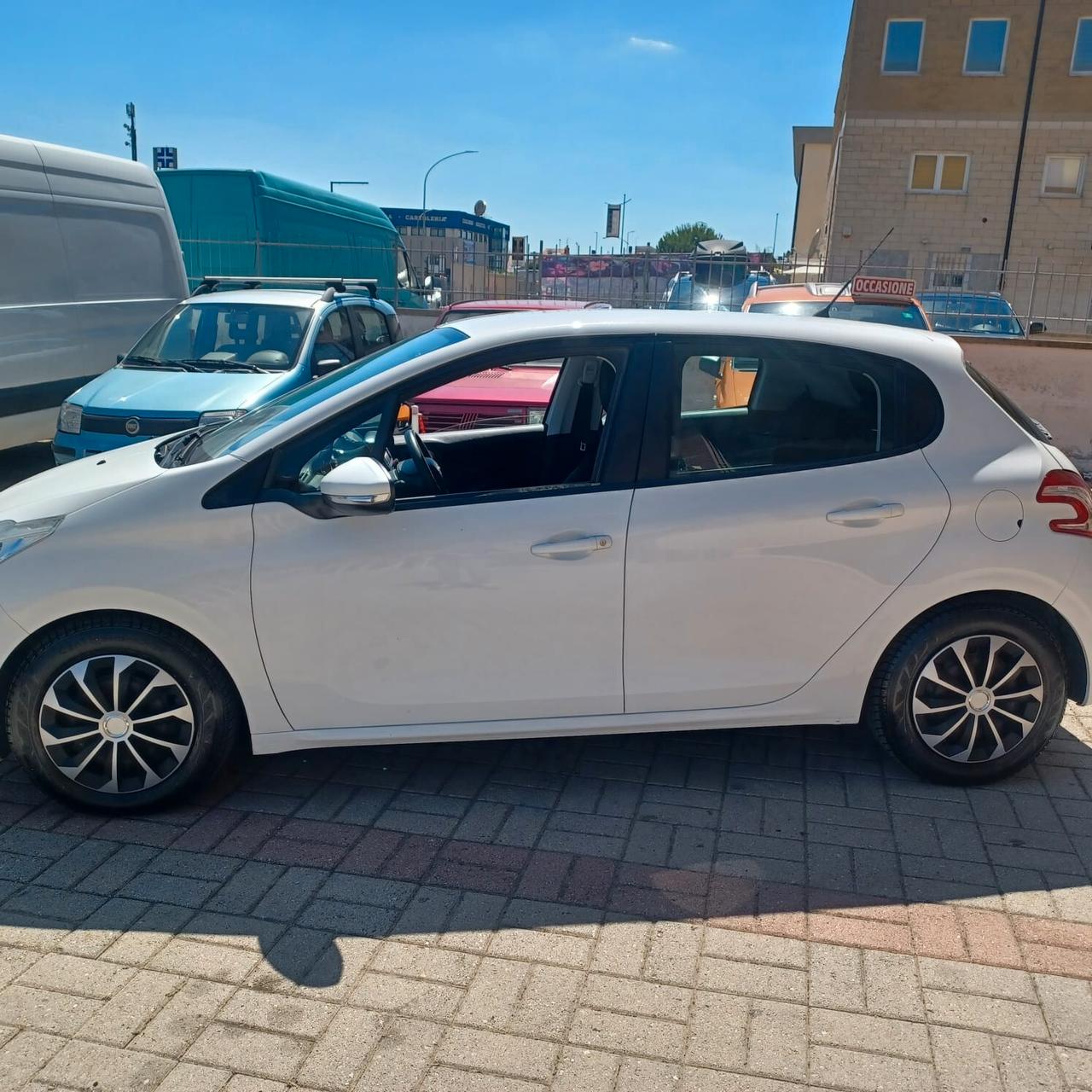 SEMBRA NUOVA PEUGEOT 208 1.4 GPL DI FABBRICA