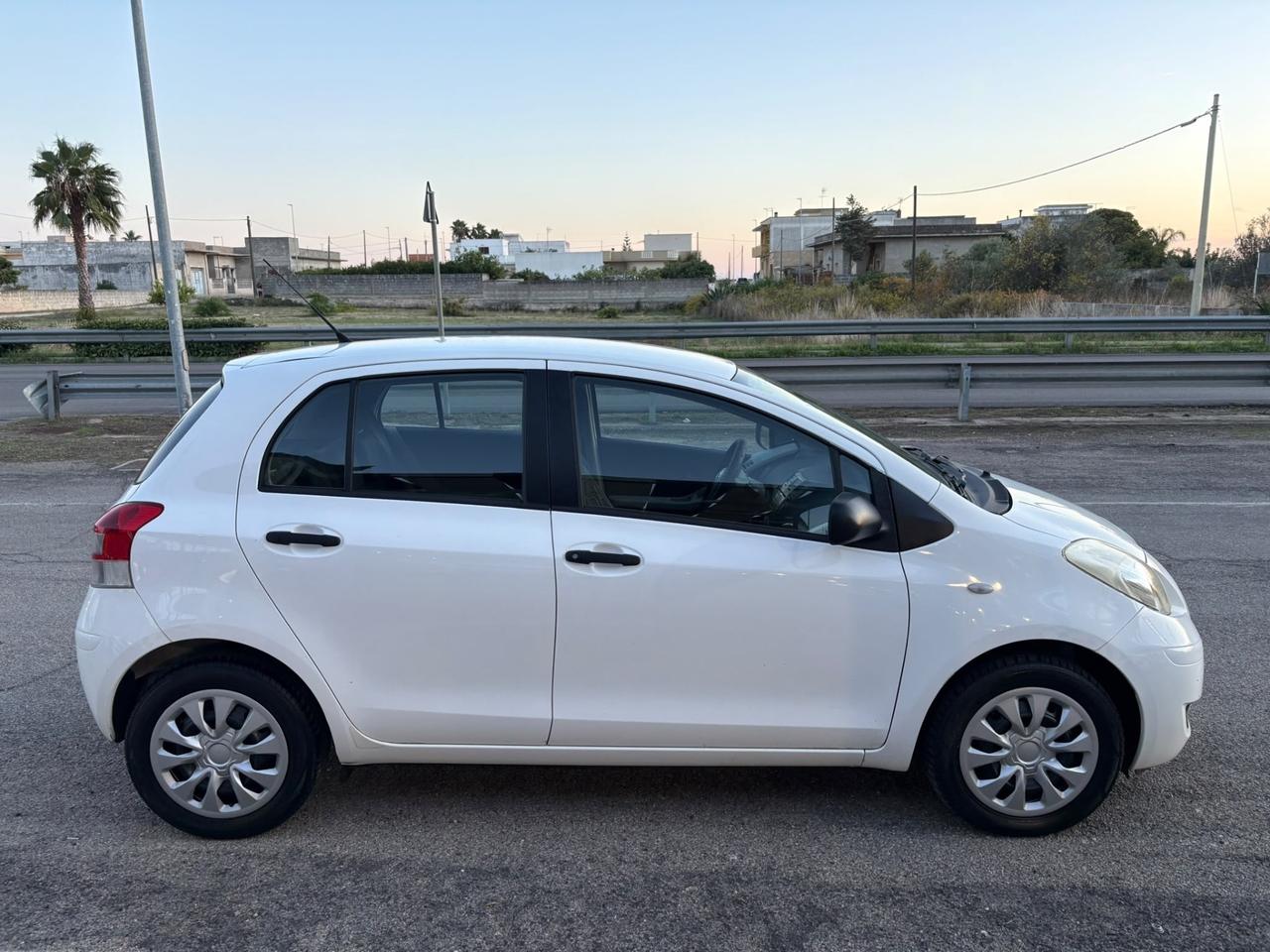 Toyota Yaris 1.0 5 porte Now Unipro 2010