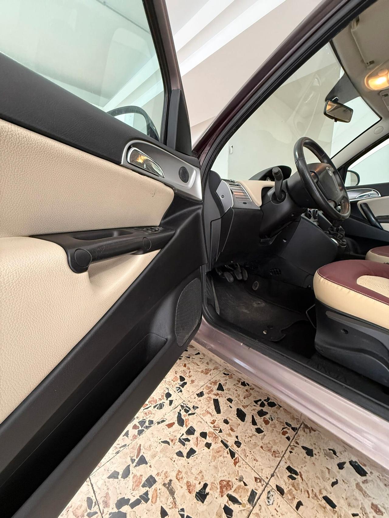 Lancia Ypsilon 1.3 MJT 90 CV Platino