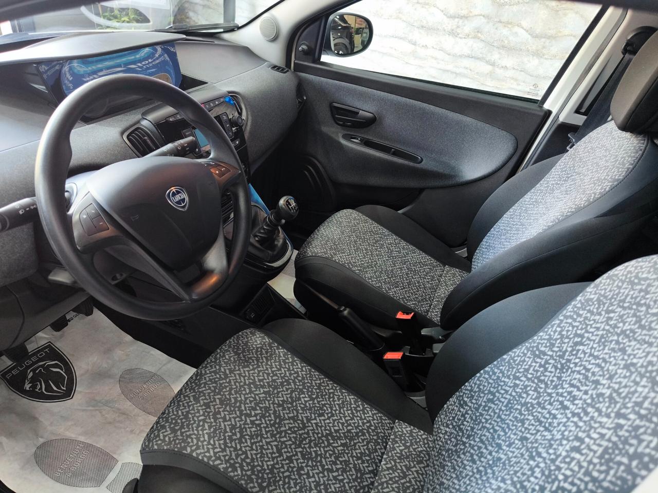 Lancia Ypsilon 1.0 FireFly 5 porte S&S Hybrid Ecochic Silver