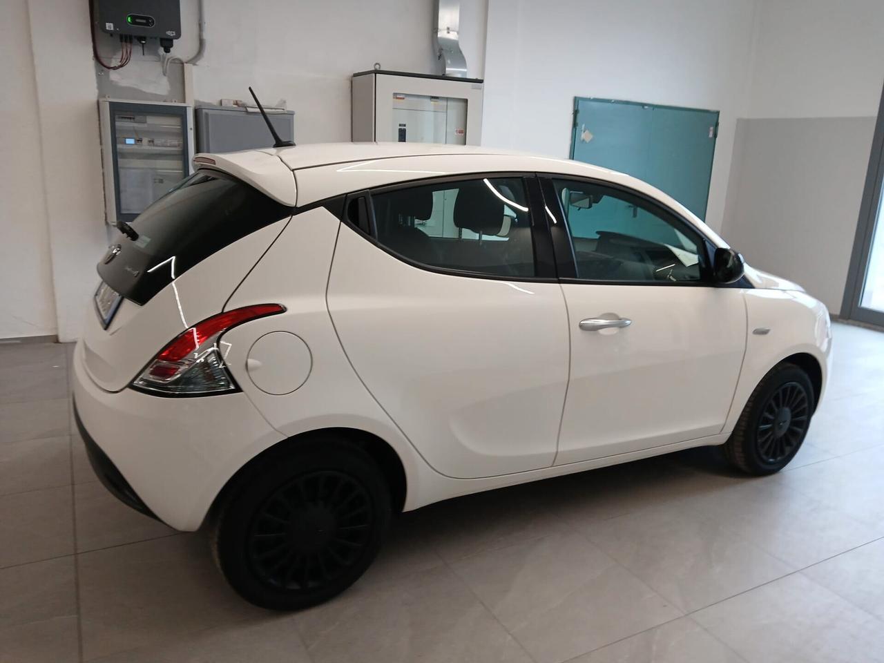 Lancia Ypsilon 1.0 FireFly 5 porte S&S Hybrid Silver