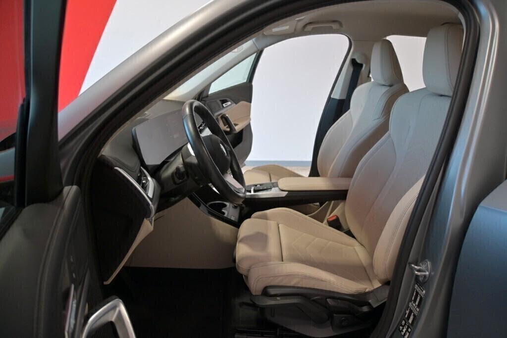 BMW X1 23D 197CV STEPTRONIC 48V X-DRIVE XLINE ( FARI ADATTIVI - CURVED DISPLAY - ACTIVE CRUISE - PELLE - NAVI - MIRROR - PARK ASSISTANT - TELECAMERA POST. - VERNICE OPACA - CERCHI 18 ) CC. 1.995