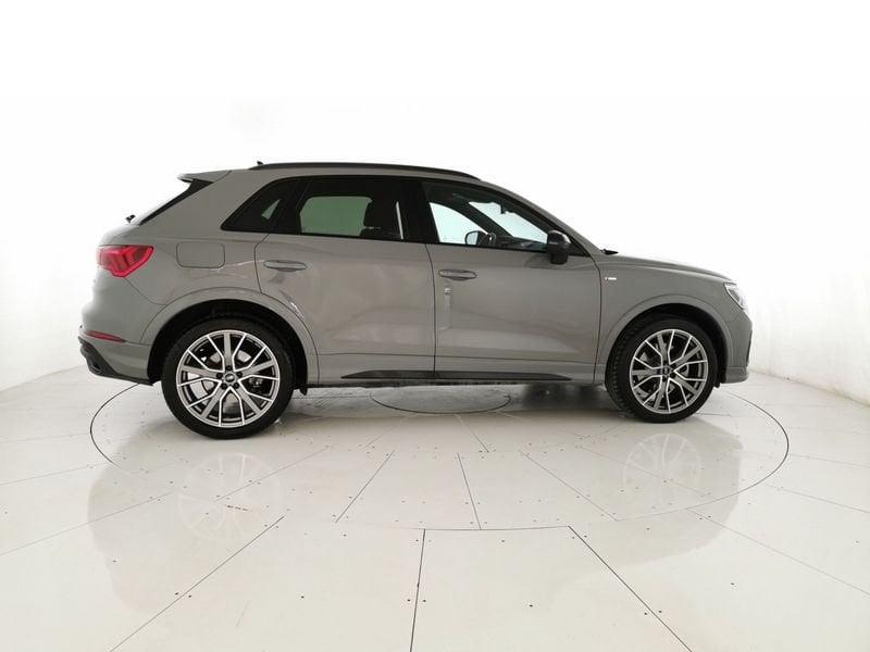 Audi Q3 40 2.0 tfsi Identity Black quattro s-tronic