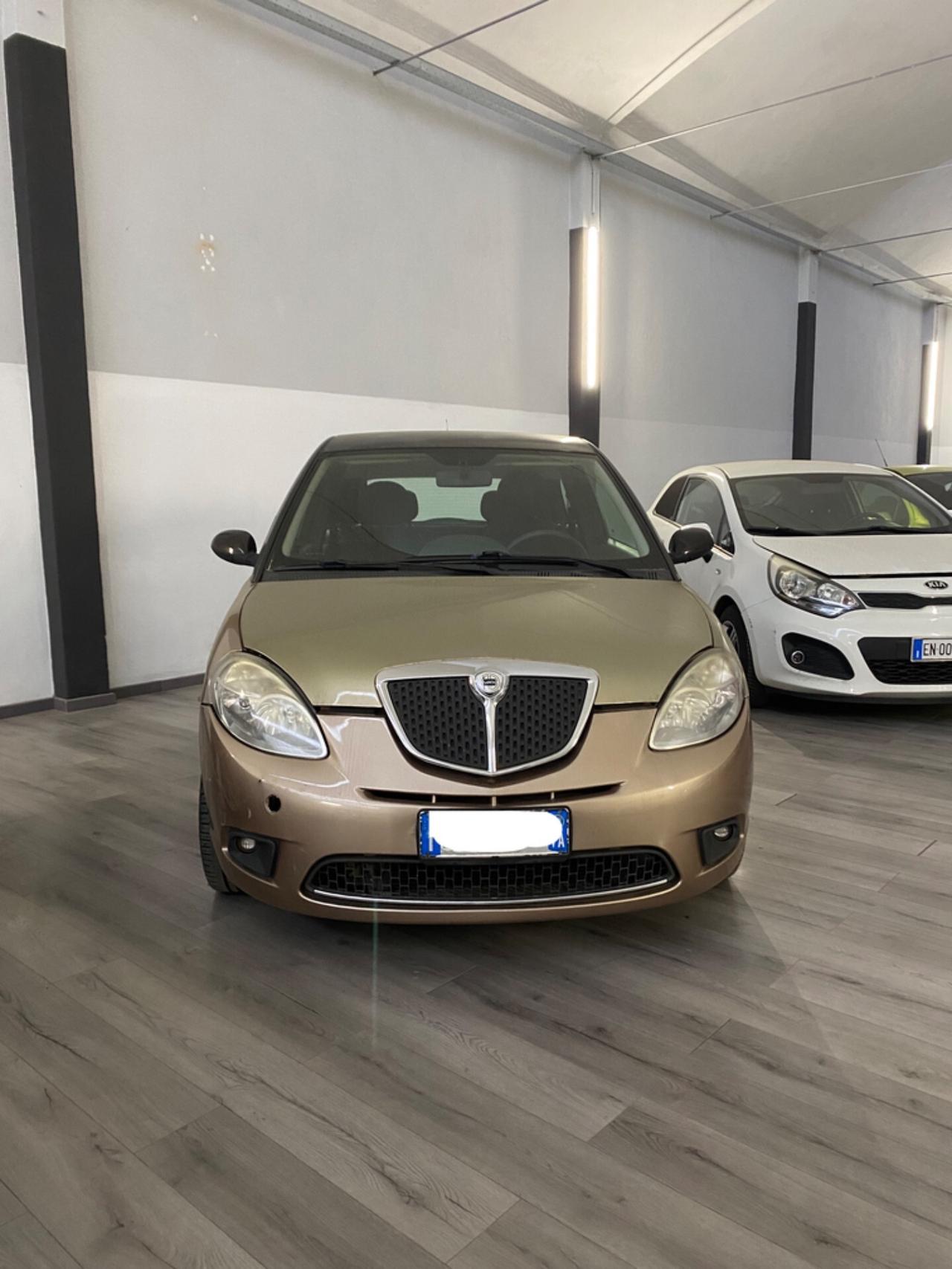 Lancia Ypsilon 1.4 16V Platino
