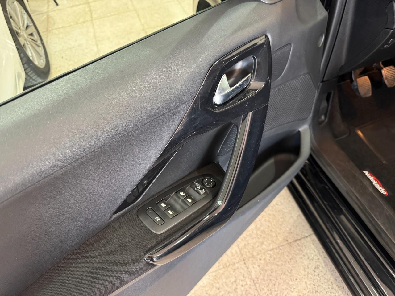 Peugeot 208 1.2 cc. GPL 82 cv. Allure NAVIGATORE