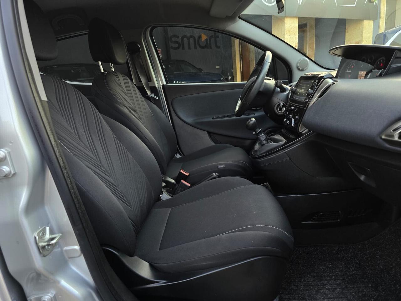 Lancia Ypsilon 1.0 FireFly 5 porte S&S Hybrid Ecochic Silver