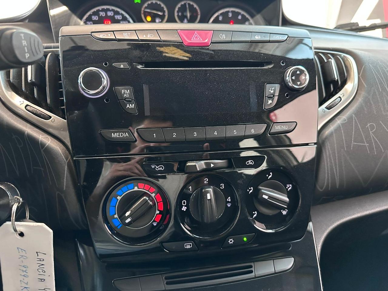 Lancia Ypsilon 5 Porte Ypsilon 1.2 8v Silver 69cv