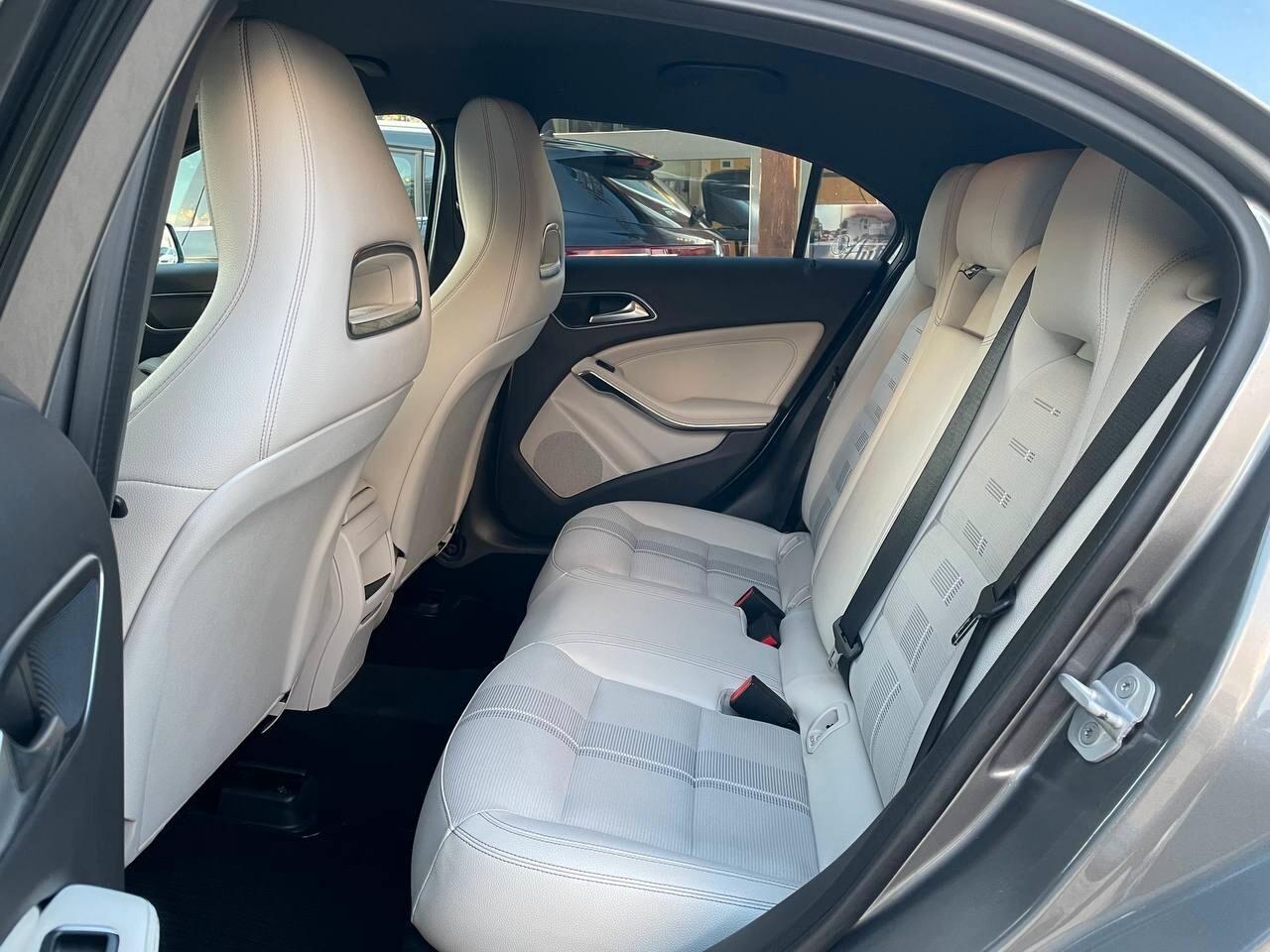 MERCEDES - BENZ A 200 D PREMIUM - 2017