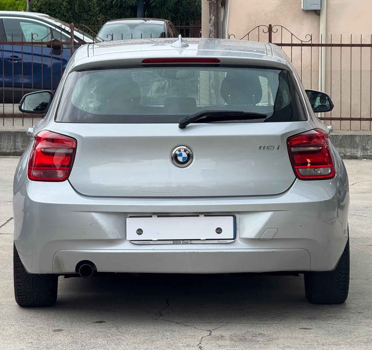 Bmw 116 116i 5p. Unique