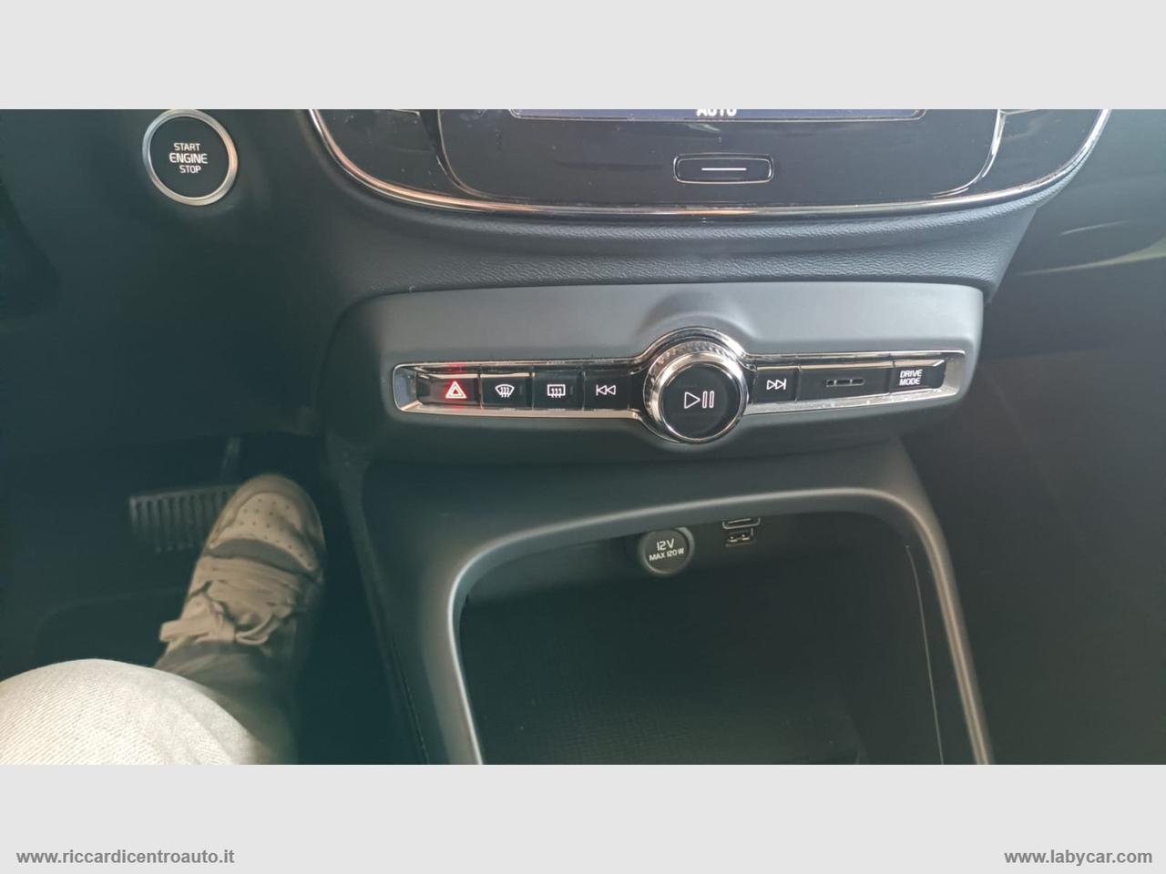 VOLVO XC40 B4 AWD Geartronic Momentum Pro