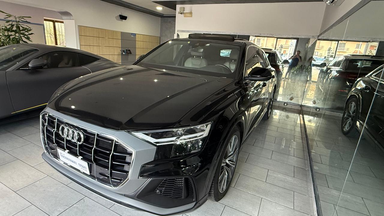 Audi Q8 55 TFSI e quattro Sport sline tetto