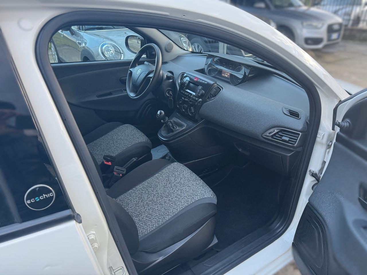 Lancia Ypsilon 1.0 FireFly 5 porte S&S Hybrid Ecochic Silver