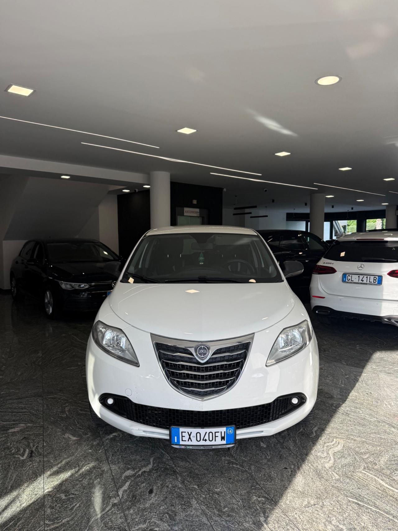 Lancia Ypsilon 0.9 TwinAir 85 CV 5 porte Metano Ecochic Silver