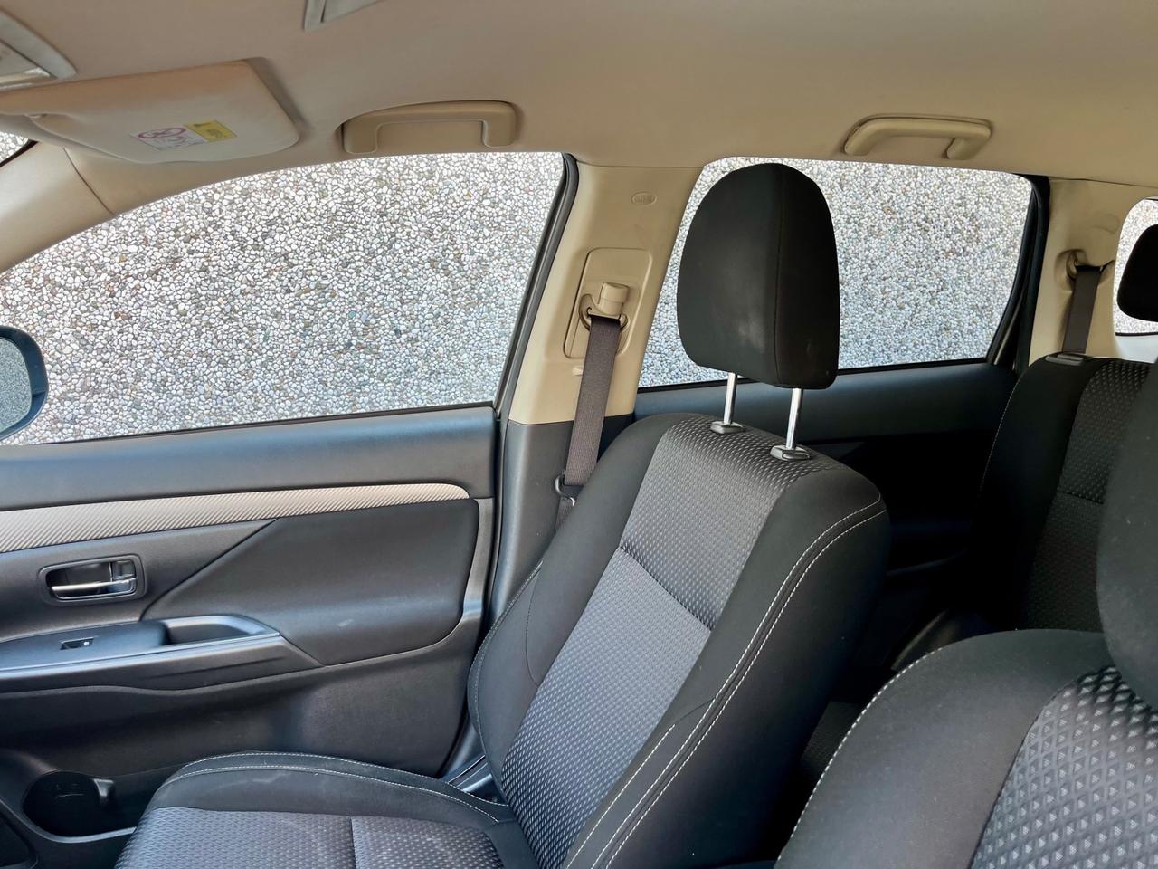Mitsubishi Outlander 2.2 DI-D 4WD Instyle Plus SDA 7 posti