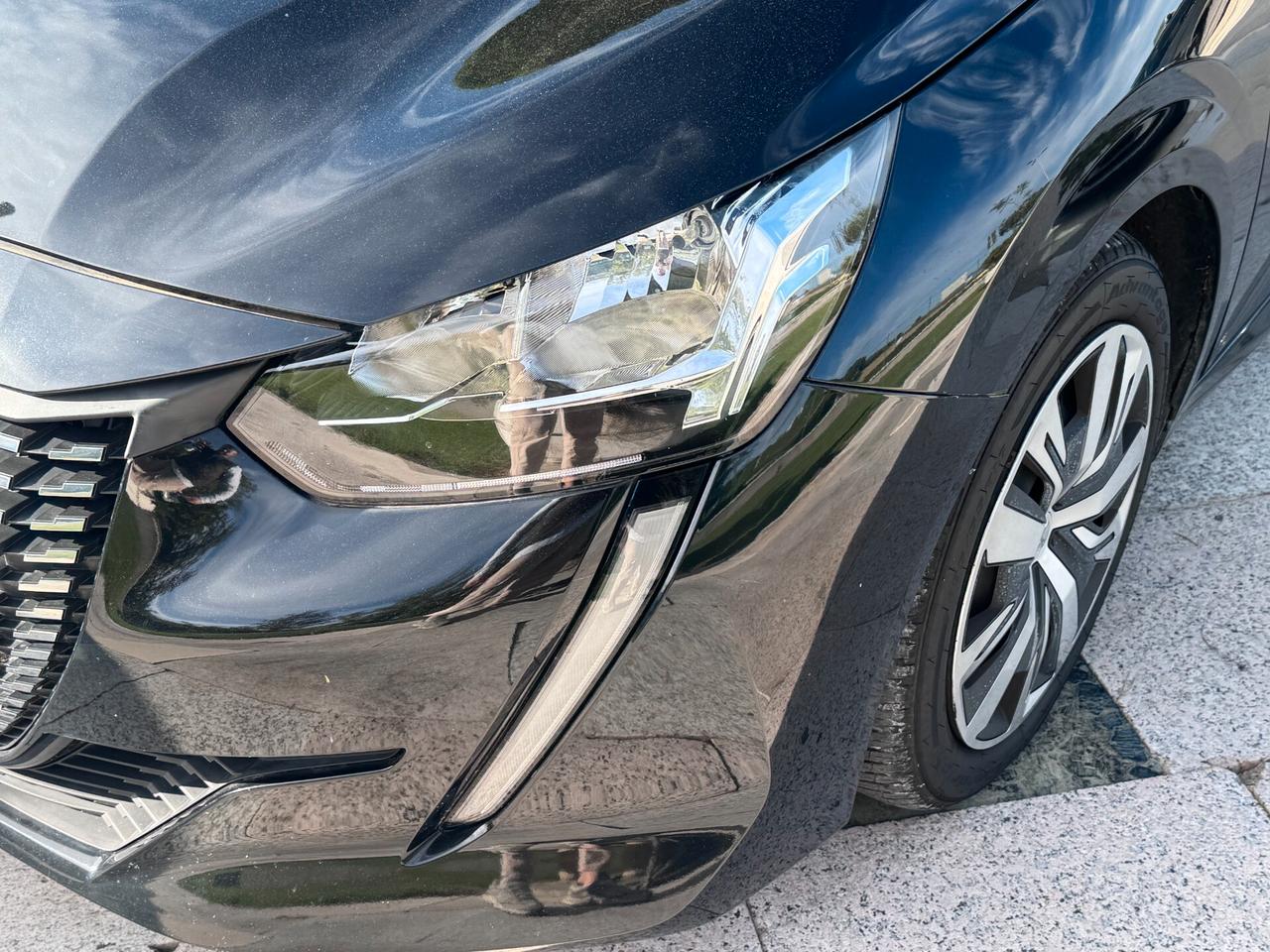 Peugeot 208 1.2 BENZINA - NEOPATENTATI -