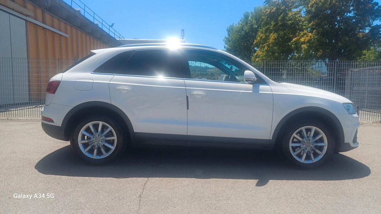 Audi Q3 2.0 TDI 150 CV S-Line Esterno