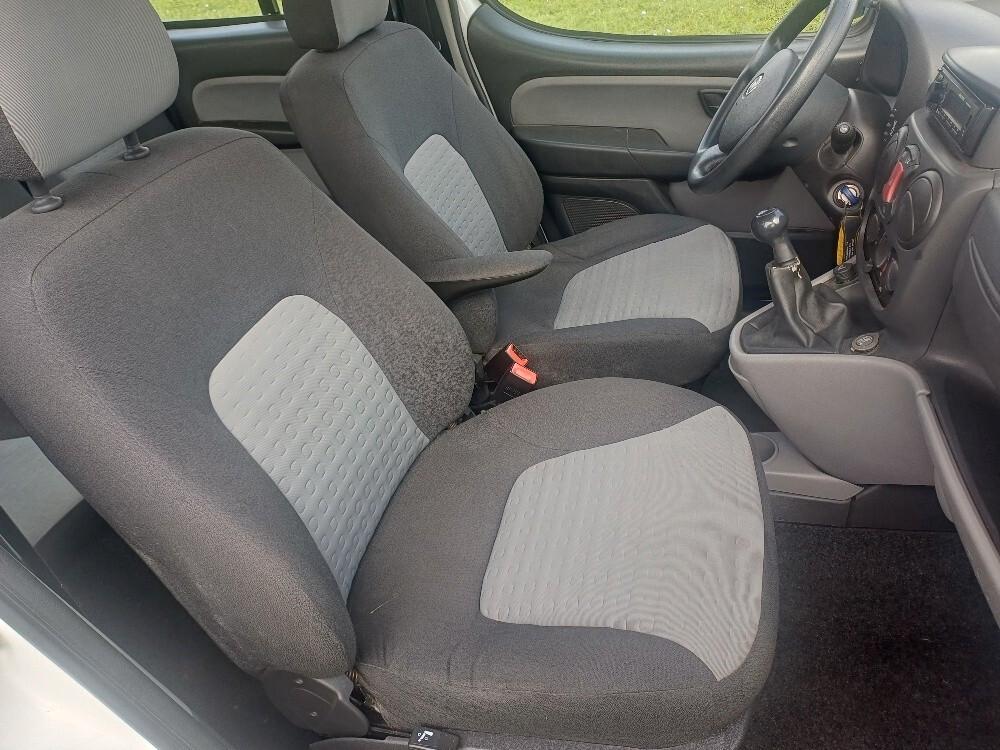 Fiat Doblò 1.9 MJT 120 CV con pedana per disabili