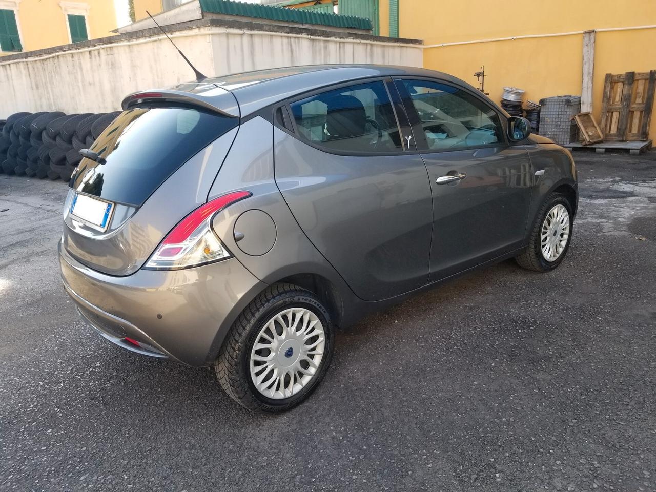 Lancia Ypsilon 1.2 69 CV 5 porte Gold