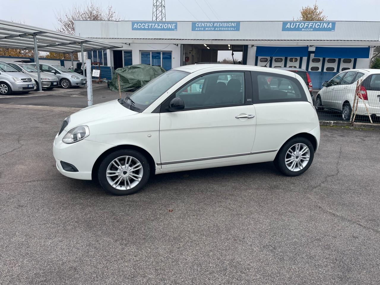 Lancia Ypsilon 1.3 MJT 75 CV Unyca