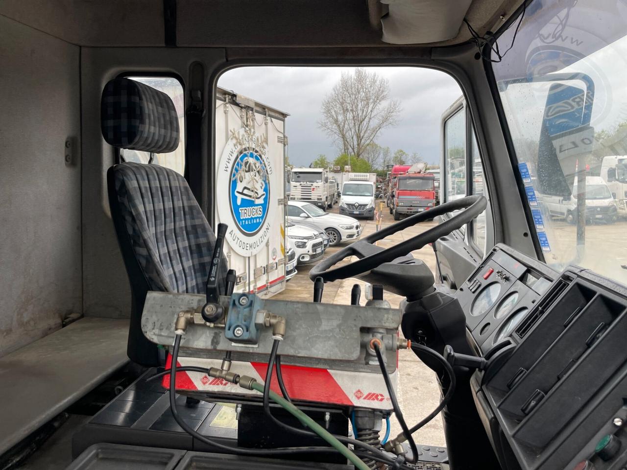 MERCEDES-BENZ 25-34 SK 6X2 LAVASTRADE CON CISTERNA IN ACCIAIO
