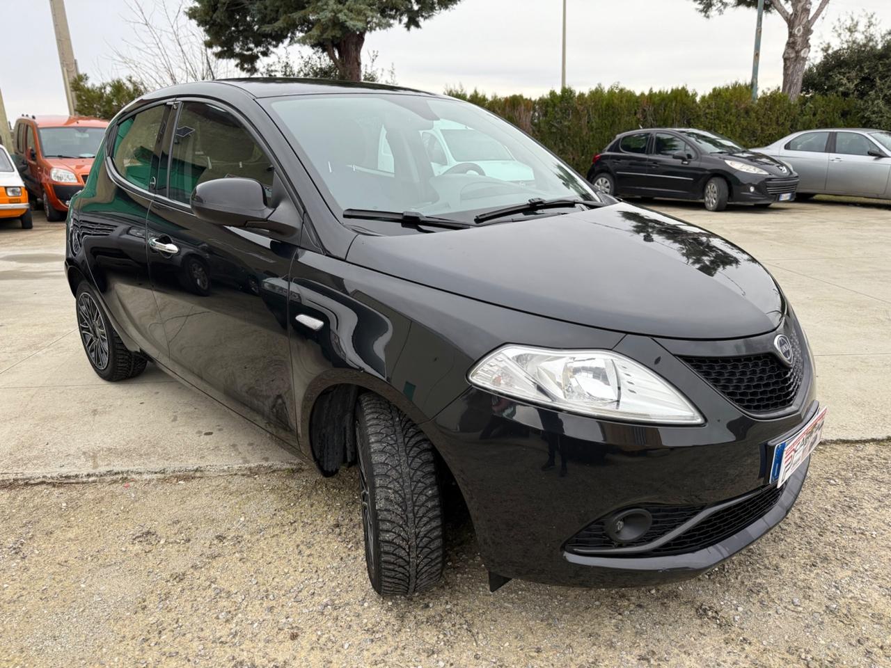Lancia Ypsilon 1.0 FireFly 5 porte S&S Hybrid Ecochic Gold