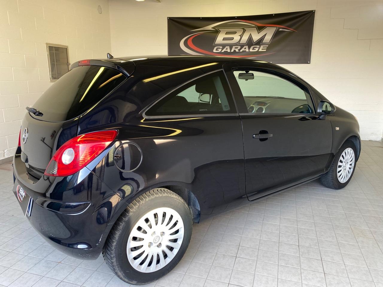 Opel Corsa 1.2 3 porte b-color